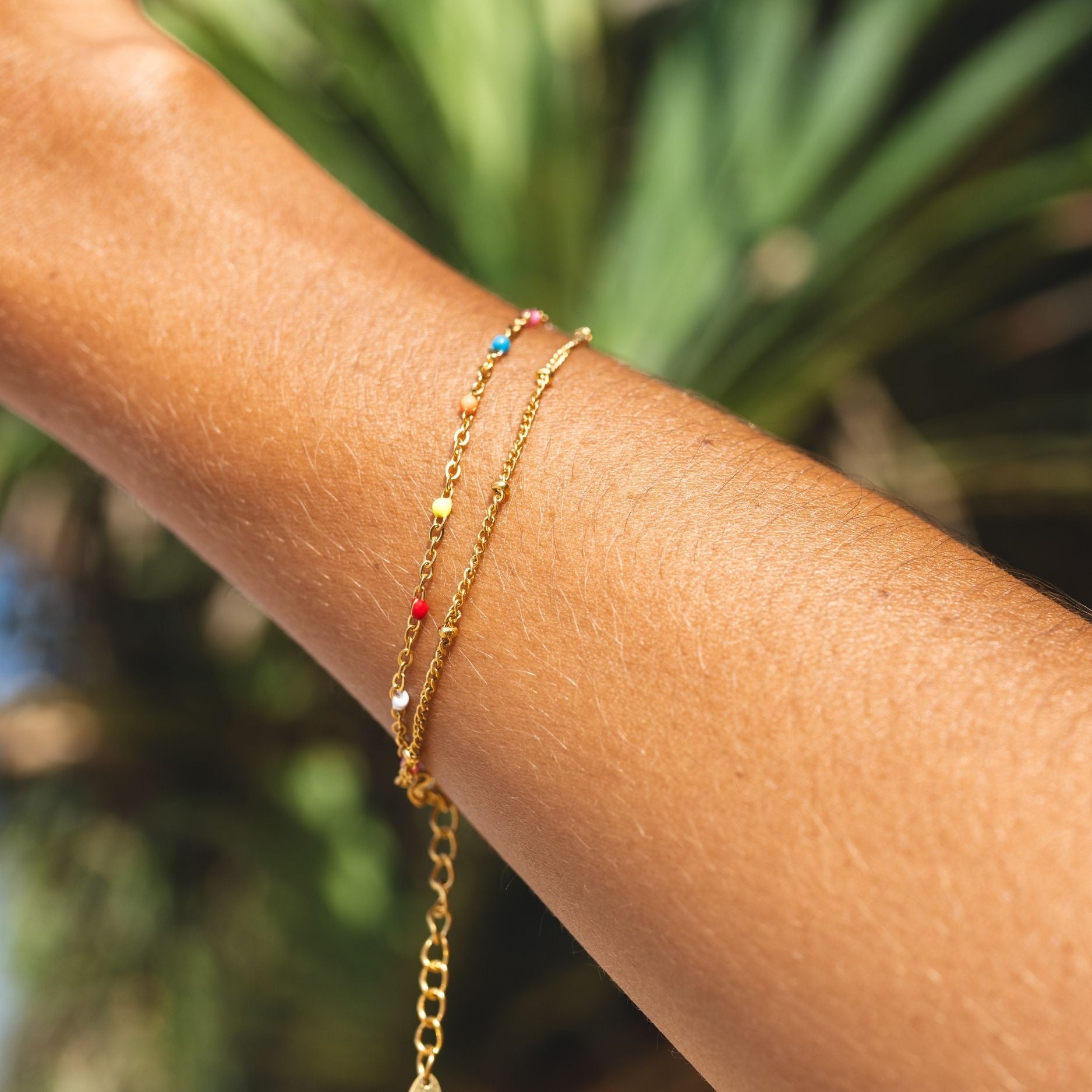 neon-bracelet-outdoor-look